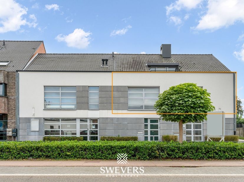 Voor meer info en foto’s, surf naar www.swevers.be – Dit prachtig gerenoveerde appartement op de eerste verdieping aan de Kazernelaan 38/1 in Houthale