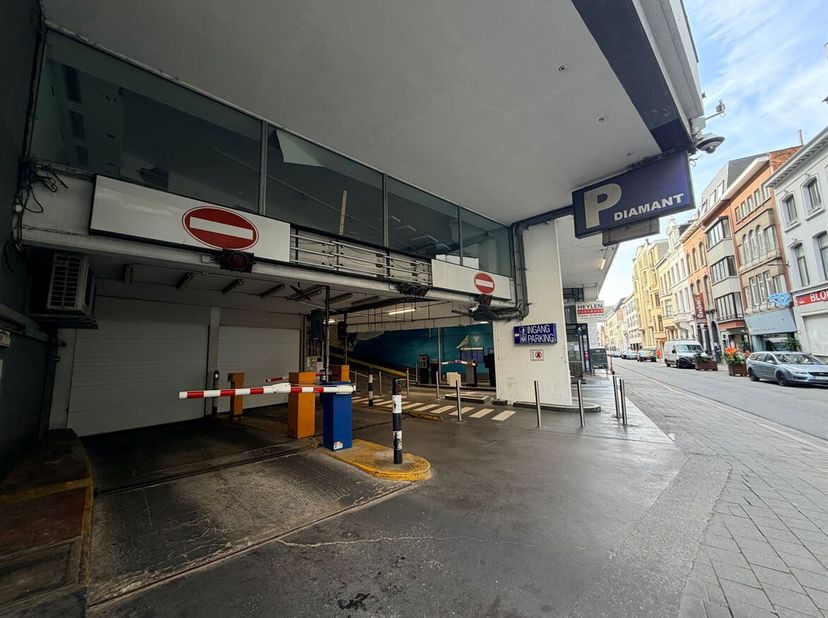 Emplacement de voiture très central à louer !<br />
Situé dans le parking souterrain du centre Empire Diamond Quarter.<br />
Accès par badge au niveau