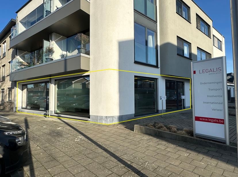 Mooie centraal gelegen kantoorruimte met ruime kelder.<br />
Deze kantoorruimte, gelegen op een interessante locatie in centrum Tessenderlo, heeft een