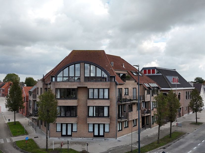 Ontdek dit aangename gelijkvloers appartement in het centrum van Koekelare, op wandelafstand van winkels, scholen en openbaar vervoer.<br />
Het appar
