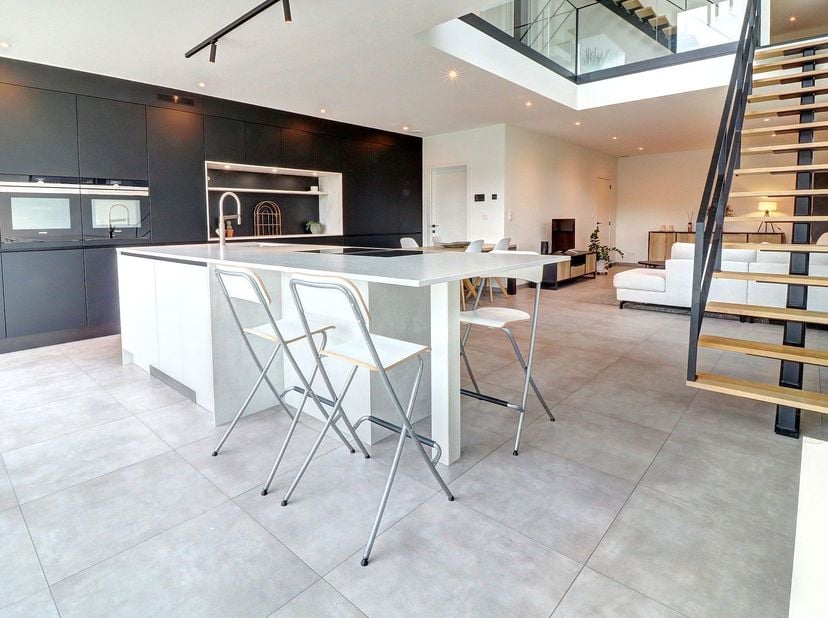 Prachtige moderne villa met drie gevels uit 2023 (PEB A) met een bewoonbare oppervlakte van ca. 273 m² op een perceel van 4 are 83 ca.<br />
Deze prac