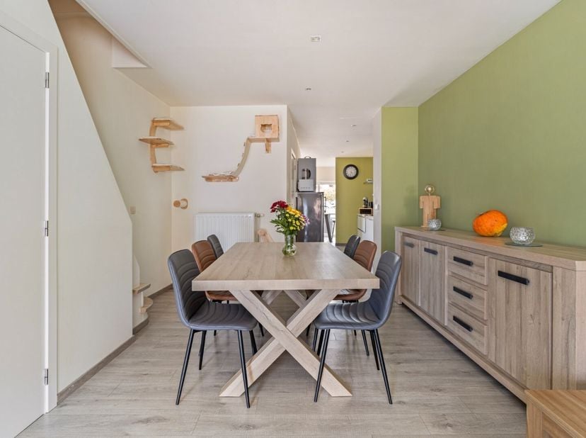 Deze gezellige rijwoning werd in 2016 volledig gerenoveerd met aandacht voor kwaliteit en energiezuinigheid. De woning is gelegen nabij het centrum va