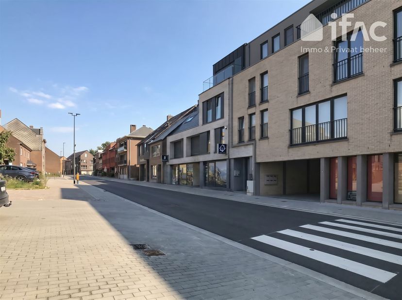 Prachtig recent en energiezuinig nieuwbouwappartement met 1 slaapkamer te huur in het centrum van Eizer.<br />
<br />
Het appartement is gelegen in