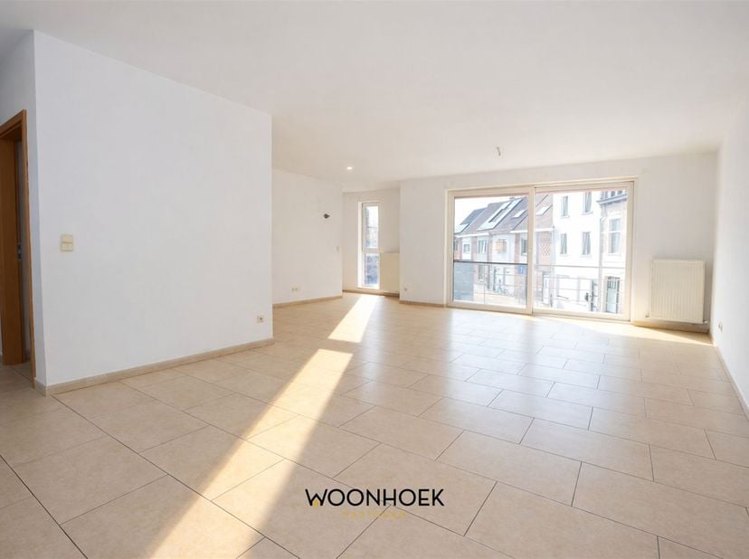 Cet appartement triplex bien entretenu bénéficie d'un emplacement exceptionnel, à proximité de la place du Marché, de la gare, de la N70, des commerce