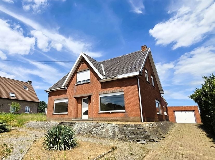 Deze vrijstaande woning is gelegen op een uitzonderlijk breed perceel met een prachtig groen uitzicht en geniet van een topligging op fietsafstand van