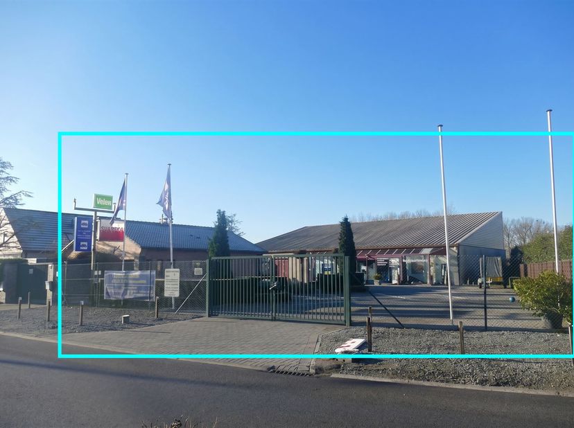 Ruime bungalow met handelspand  instapklaar, multifunctioneel.<br />
Handelspand (625 m²)<br />
Grote opslaghal: 500 m² (25 x 20 m).<br />
Inpandig bi