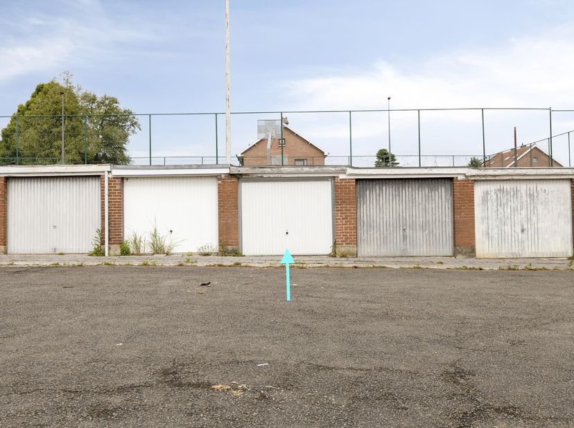 Bent u op zoek naar een veilige parkeerplaats of een interessante investering? Dan is deze afgesloten garage van ca. 16 m², gelegen in de populaire Sa