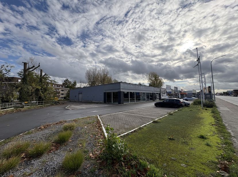 Espace commercial denviron 1.000 m² disposant dune vingtaine de places de parking et idéalement situé le long de la très fréquentée Frans Beirenslaan