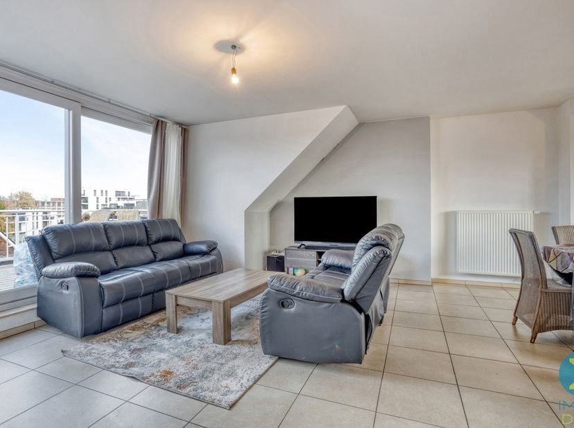 Gezellig dakappartement met 1 slaapkamer, terras en autostaanplaats<br />
Bent u op zoek naar een appartement of een interessante investering? Dan is