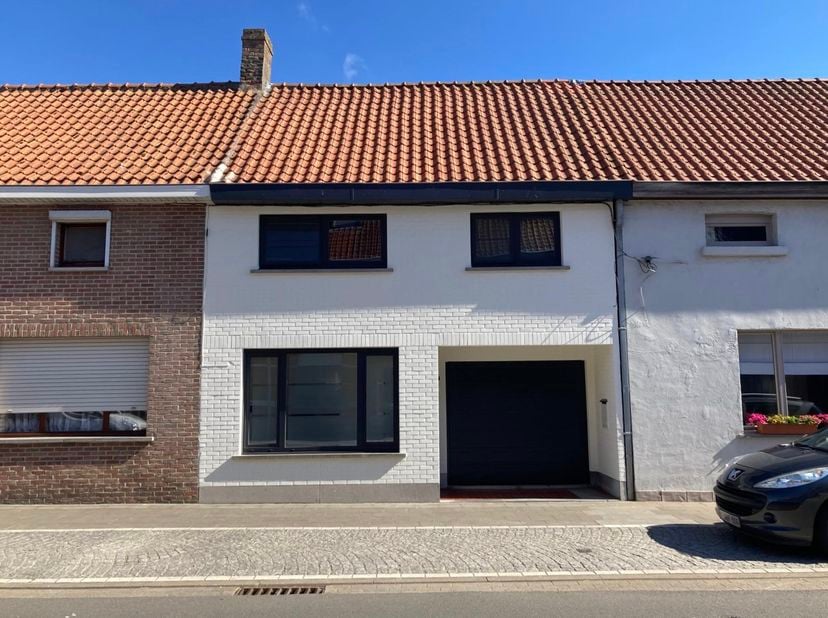 Vernieuwde rijwoning met 3 slaapkamers en inpandige garage in Lissewege.<br />
<br />
Op zoek naar een gezellige woning met een zonnige tuin én een in