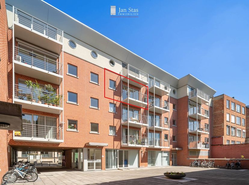 Dit aangename appartement is centraal gelegen en geeft met de leefruimte en het terras uit op een verkeersvrij binnenplein, het Albrechtplein. Rust te
