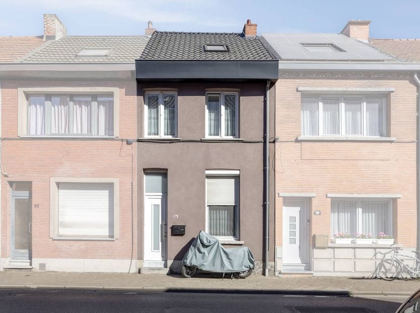 Vous recherchez un logement où vous pouvez emménager immédiatement ? Cette maison lumineuse de la Sint-Bartholomeusstraat a fait l'objet d'une rénovat