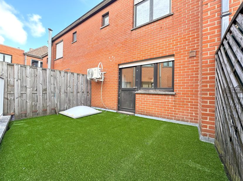 BESCHIKBAAR VANAF 1 OKTOBER | INSTAPKLAAR DUPLEXAPPARTEMENT MET TWEE SLAAPKAMERS IN HARTJE MEULEBEKE<br />
Gelegen in het hartje van Meulebeke, op wa