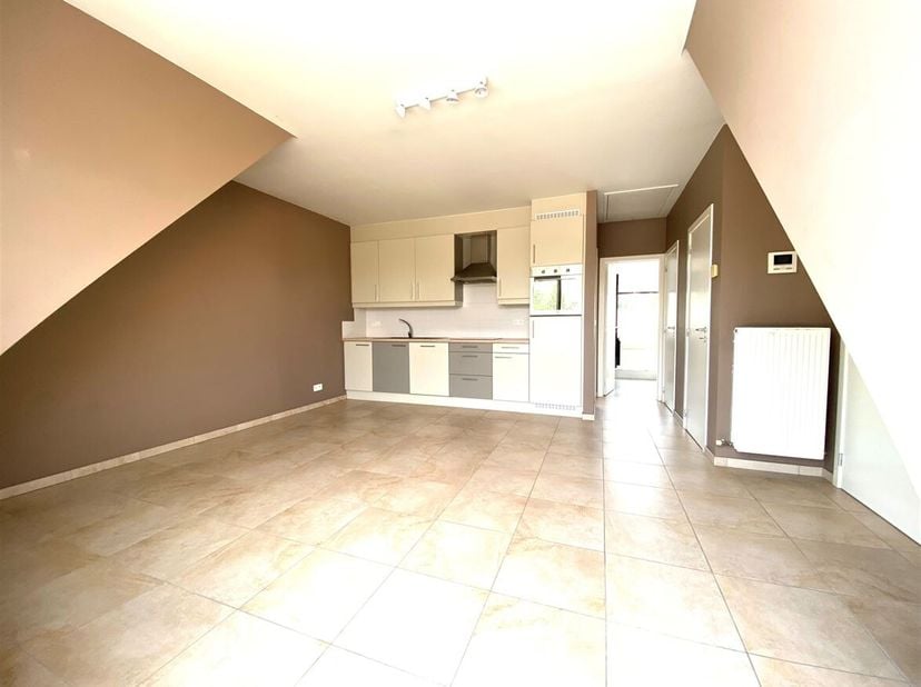 Appartement mansardé avec 1 chambre et garage individuel.<br />
Cet appartement d'une chambre, très bien entretenu, bénéficie d'un emplacement excepti