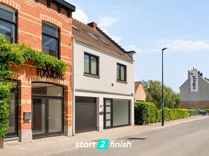 Deze ruime en instapklare woning werd volledig gerenoveerd in 2011 en combineert comfort, ruimte en een uitstekende ligging. Met een bewoonbare opperv