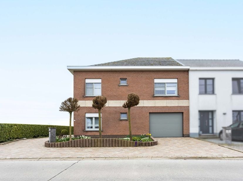 Deze stevige halfopen bebouwing onderscheidt zich door haar solide constructie met betonnen gewelven en de reeds uitgevoerde investeringen. Zo werd de