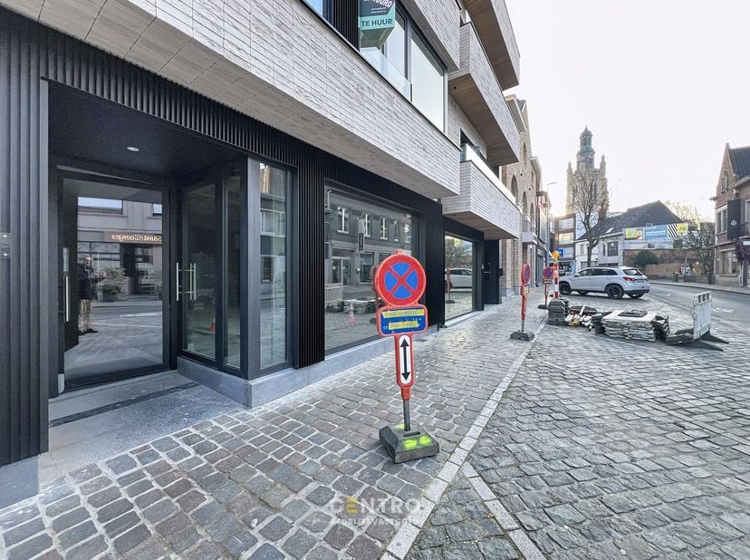 Handelsgelijkvloers - kantoor - praktijkruimte. Nieuw EPC, na gedane werken, in opmaak !<br />
<br />
INDELING:<br />
Gelijkvloers (± 175,80 m²):&amp;nbsp