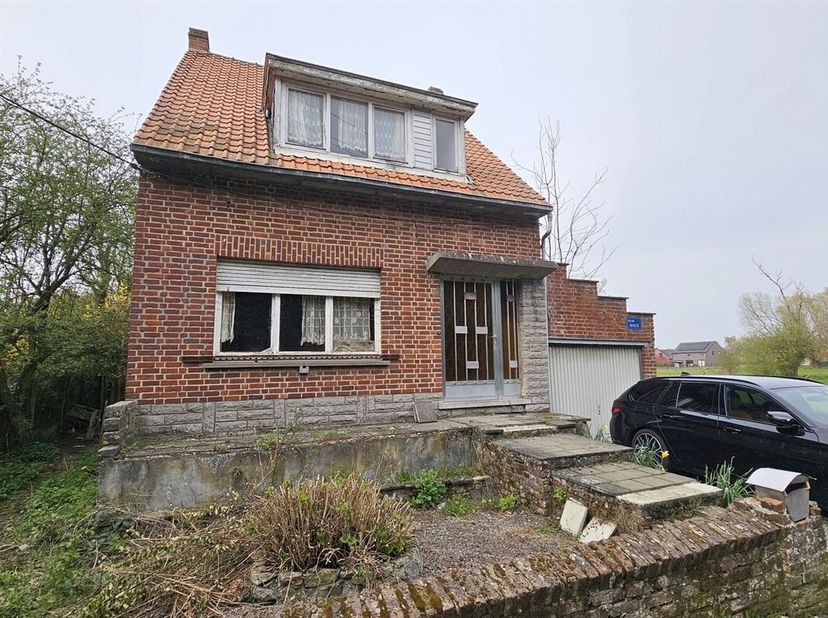 SOUS OPTION - PLUS DE VISITES Prix: Offre à partir de 80.000 euros, frais d'agence non inclus et à charge de l'acquéreur. <br />
Maison 4 façades à re