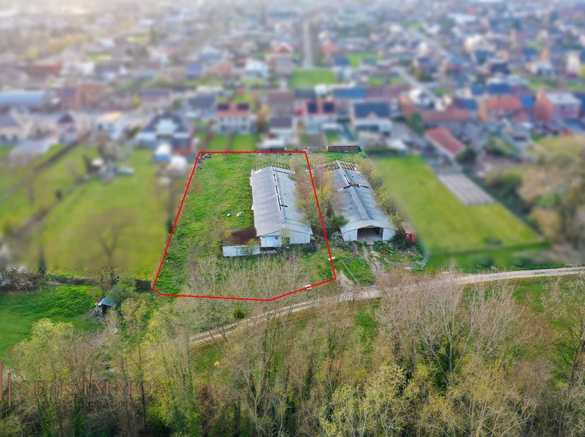 Bent u op zoek naar een ruime opslagruimte met potentieel, gelegen op een gunstige locatie? Deze achtergelegen loods, vlakbij het industrieterrein Oud