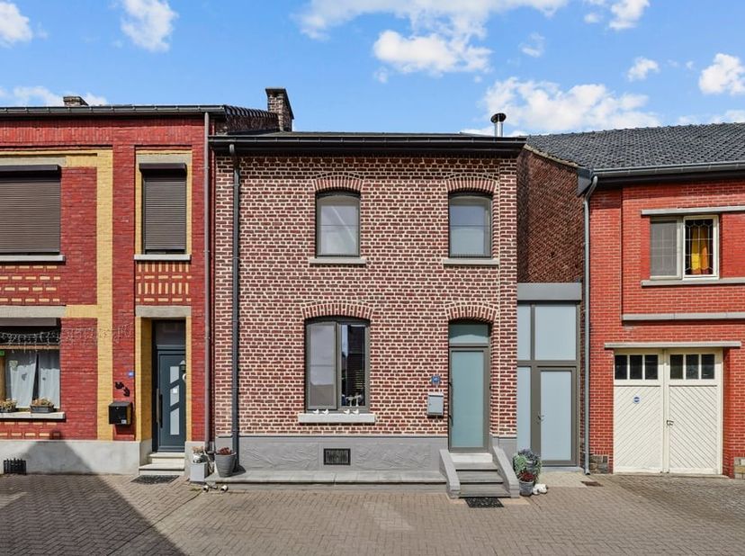 Bent u op zoek naar een gezellige woning met een praktische indeling, aangename buitenruimte en heel wat bergruimte? Dan is deze woning, gelegen aan h