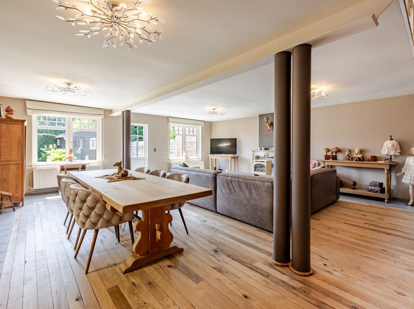 Bent u op zoek naar een instapklare woning waar charme, ruimte en een rustige ligging hand in hand gaan? Dan is deze karaktervolle woning ongetwijfeld