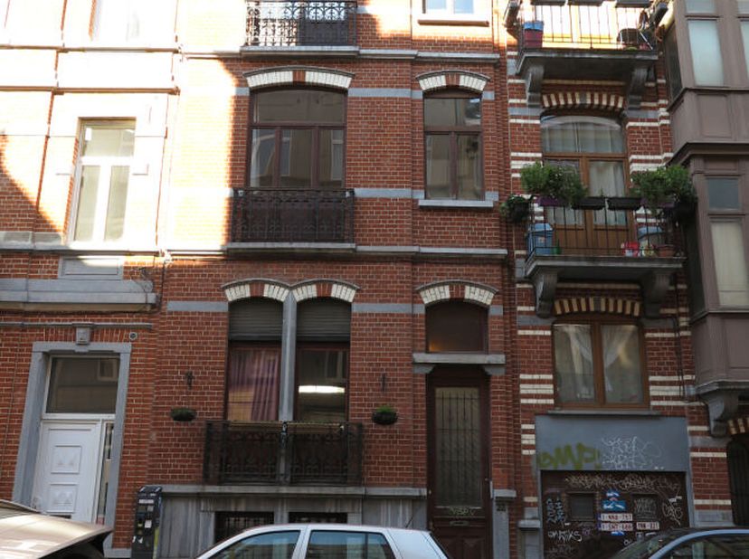 Vlak bij het Flageyplein, appartement in zeer goede staat. Het bestaat uit een ingerichte keuken (traditionele oven, magnetron, koelkast, afzuigkap, k