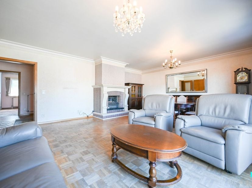 Ontdek dit op te frissen appartement op de eerste verdieping van Residentie Mandelheim, ideaal gelegen op wandelafstand van het centrum van Oostrozebe