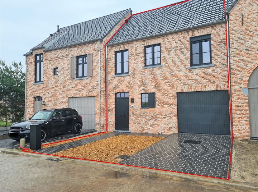 Magnifique maison neuve avec 4 chambres, jardin et panneaux solaires.<br />
<br />
Situation : Cette magnifique maison neuve bénéficie d'un emplacemen