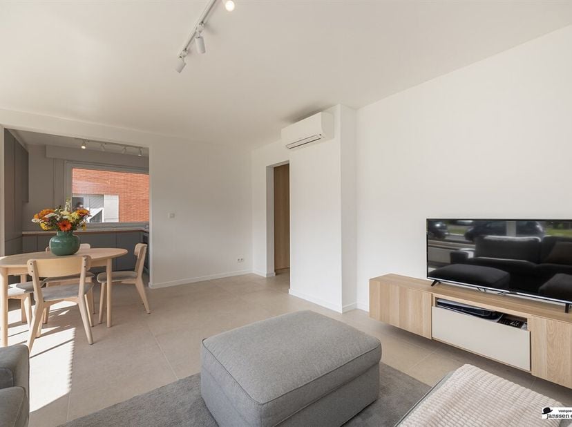 Dit instapklare gelijkvloers appartement werd rond 2025 volledig gerenoveerd en bevindt zich op een uitstekende, centrale locatie in Schoten, vlakbij