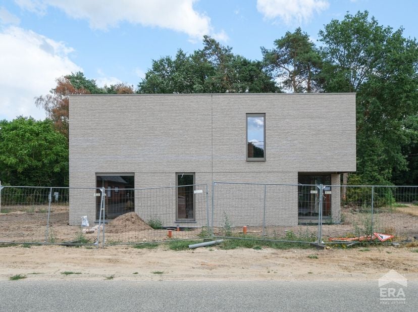 Op een uiterst gunstige locatie in Genk, slechts 5 minuutjes van het ziekenhuis verwijderd en eveneens vlakbij het centrum met het bruisende stadleven
