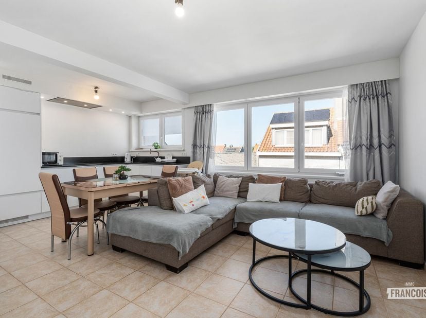 In de Guido Gezellestraat 30 te Oostende, in de gegeerde wijk Conterdam, bevindt zich dit instapklare en volledig gerenoveerde appartement met 2 slaap