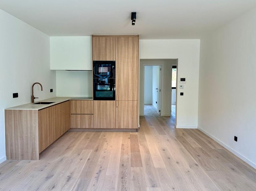 In een kleinschalig appartementsgebouw in de Tuinwijk te Berchem vinden we&amp;nbsp; dit 2 slaapkamer appartement met bewoonbare oppervlakte van +-80m² en