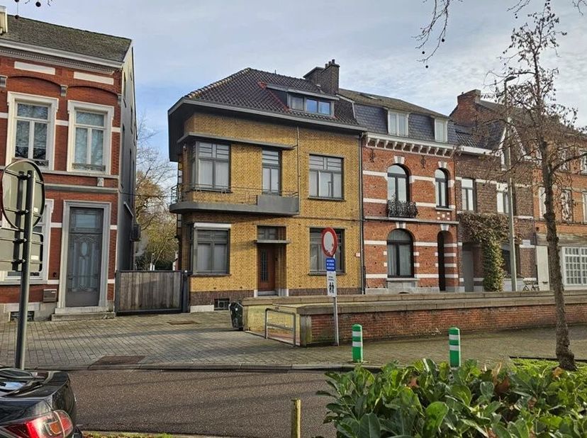 Ruime, karaktervolle halfopen stadswoning met tuin en garage, net buiten de kleine ring. (Meer fotos en info via www.immoland.com)<br />
Deze charmant