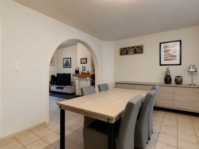 Deze woning is gelegen op een uitstekende locatie in de geliefde wijk Runkst, op korte afstand van het stadscentrum van Hasselt. De woning beschikt ov