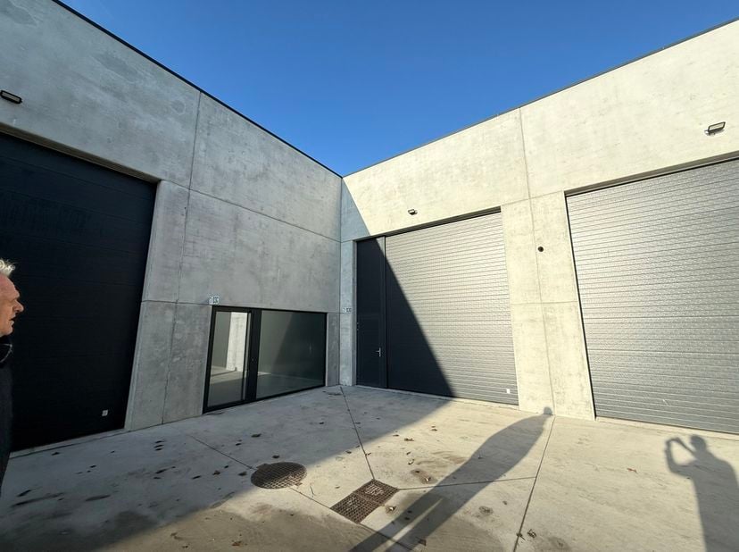 232m² magazijn met 2 parkeerplaatsen te huur te Evergem op goede locatie vlakbij Gent. <br />
Deze KMO-loods is strategisch gelegen aan de rand van Ge