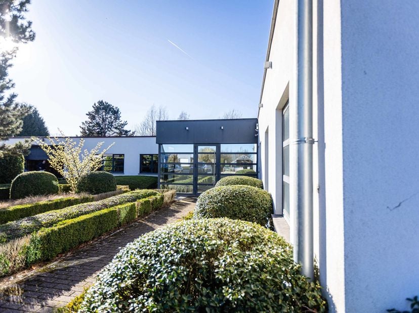 OVERIJSE | Ideaal gelegen op 1 minuut van de E411 (afslag 3 Overijse/La Hulpe)<br />
In een kantoor- en magazijngebouw<br />
<br />
Kantoor-/showroomr