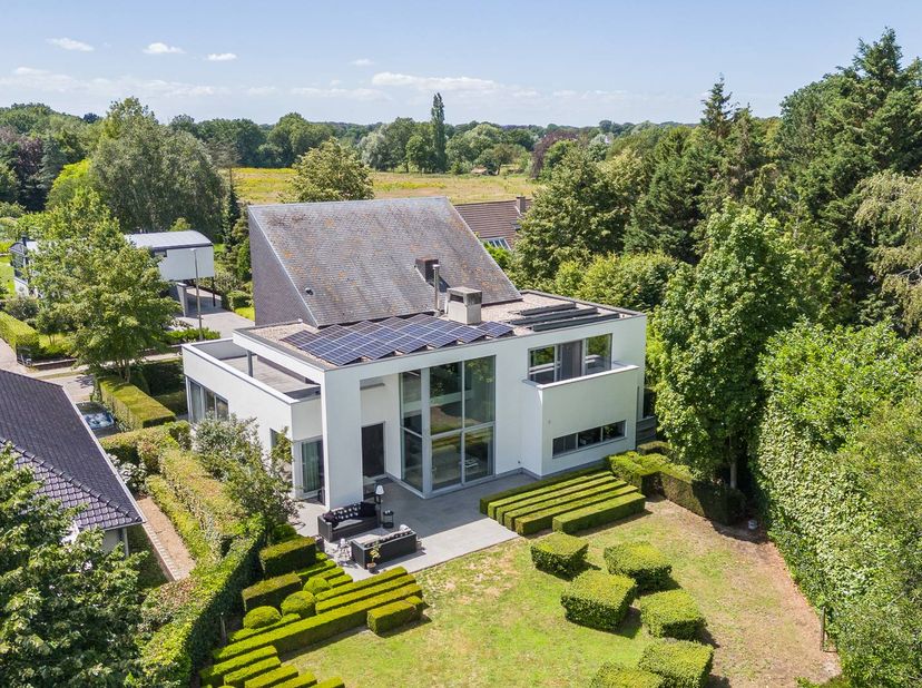 Deze ultra-moderne, energiezuinige villa (636 m² bewoonbare oppervlakte) heeft een strakke, witte kubusstructuur met metershoge glaswanden. Het pand b