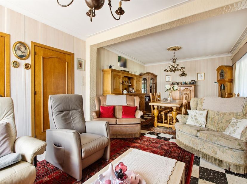 Vrijstaande woning met 3 slaapkamers en westgerichte tuin in Jeuk<br />
Op een perceel van 490 m² bevindt zich deze verzorgde vrijstaande woning met e