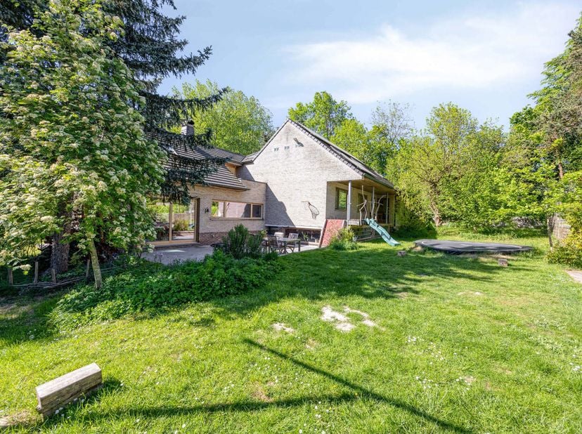 Ontdek deze prachtige villa in Dilbeek, rustig gelegen aan een doodlopend wegje en omringd door groen, met toch een vlotte verbinding naar de invalswe
