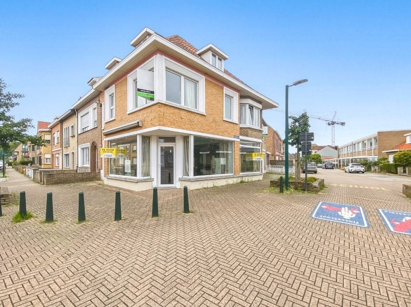 Hoekwoning met 3 woonunits in het centrum van De Panne<br />
<br />
In de Adinkerkelaan 6 te De Panne bevindt zich deze interessante gesloten hoekbebo