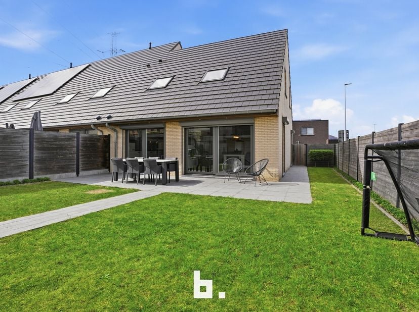 Bezoek op afspraak!<br />
Zoekt u een energiezuinige recente woning van 2012 in een kindvriendelijke buurt in Deerlijk, dan is deze woning perfect voo