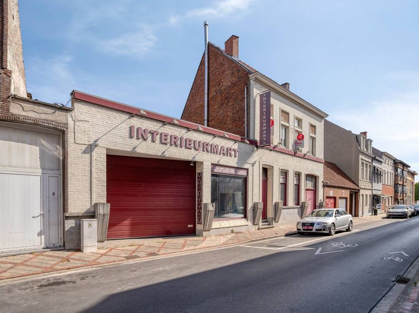 In de Stationsstraat staat dit unieke handelspand met woonst te koop in Izegem. Dit karaktervolle bedrijfsvastgoed biedt uitstekende mogelijkheden om