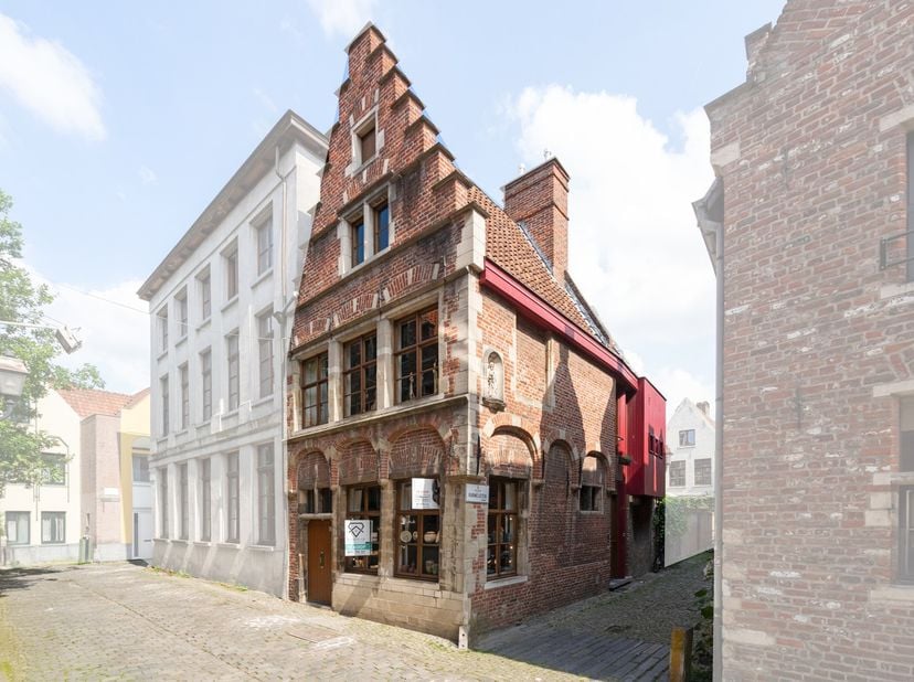 Een uitzonderlijk pand op één van de meest begeerde locaties van Gent.<br />
<br />
Verscholen in het sfeervolle Patershol, één van de meest karakterv