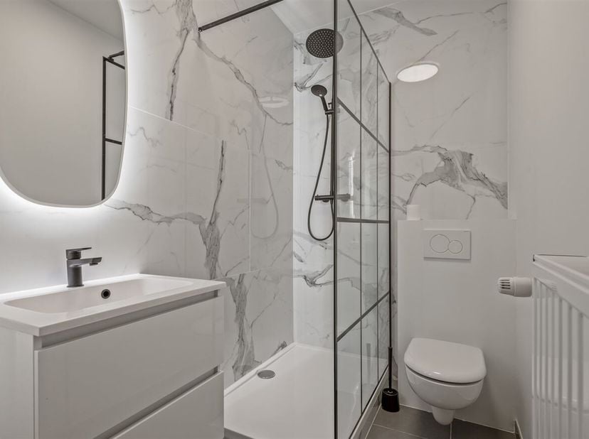 Penthouse met 4 slaapkamers en 2 badkamers te koop op toplocatie!<br />
Locatie: <br />
Zeer gunstig gelegen penthouse in trendy wijk Antwerpen-Dam bi