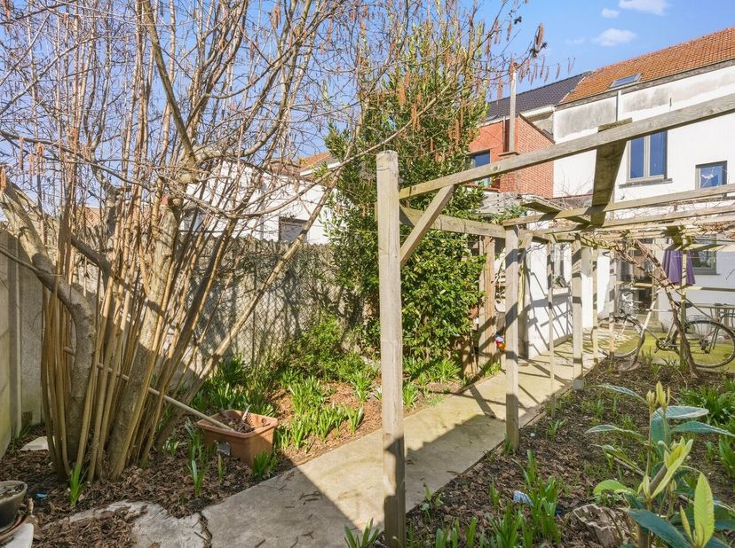 Deze instapklare rijwoning in Tienen is de perfecte plek voor iemand die op zoek is naar een gezellige woning met een tuin. De woning heeft 3 slaapkam