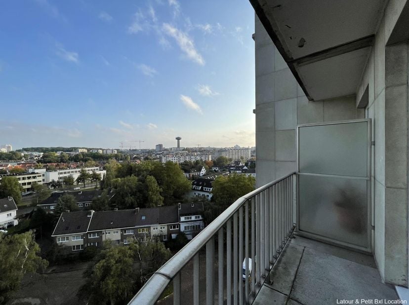 SCHAERBEEK, nabij Place Meiser, de NAVO en tal van faciliteiten. Licht doorgang-appartement (2 slaapkamers / 1 badkamer) van 95 m² met terrassen en ga