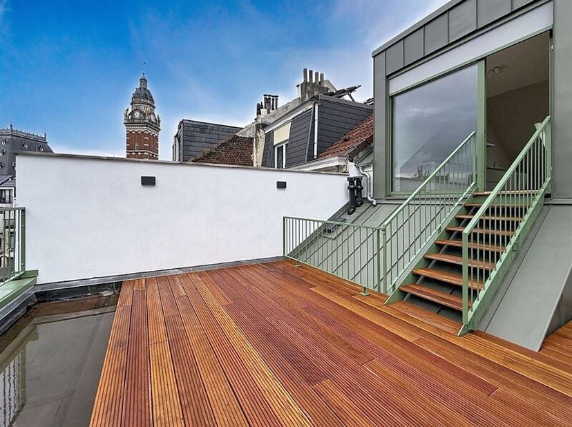 Beschrijving: Gelegen nabij het stadhuis van Saint Gilles, dicht bij openbaar vervoer, winkels en restaurants.<br />
Duplex appartement met een pracht