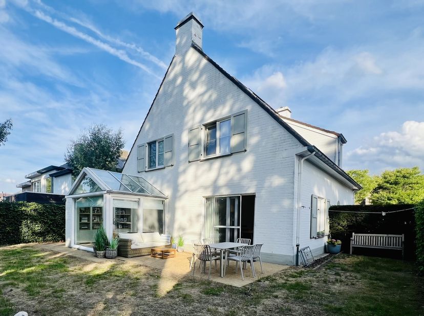 Deze villa is gelegen in de directe omgeving van AZ Sint-Lucas, Daverlo, winkels, scholen, kinderboerderij en Gentpoort en werd doorheen de afgelopen