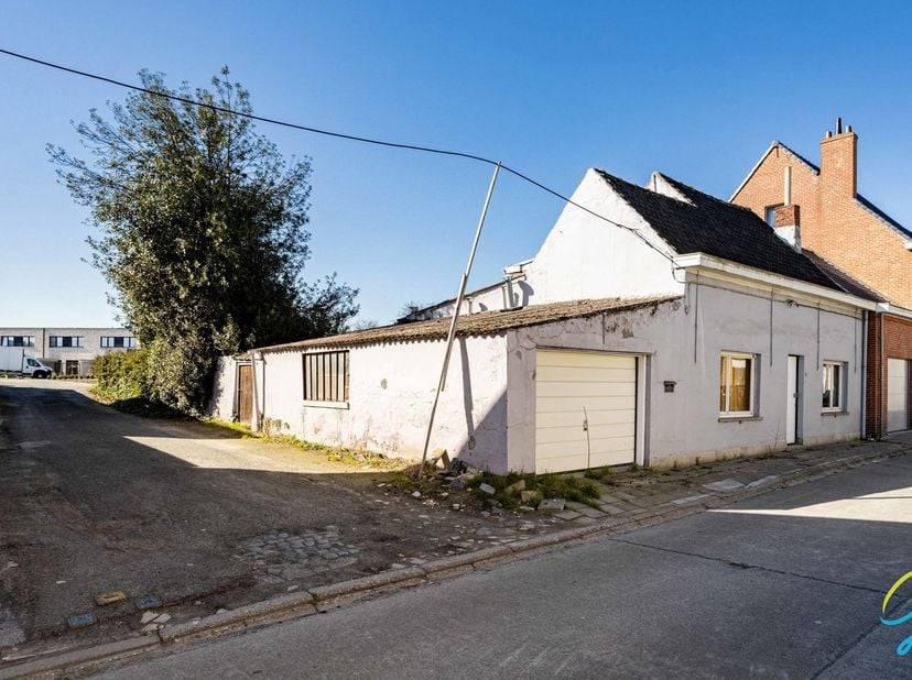 Te koop te Berlare!<br />
Te renoveren halfopen bebouwing met mogelijkheden in het centrum van Berlare.<br />
Deze te renoveren halfopen bebouwing bie