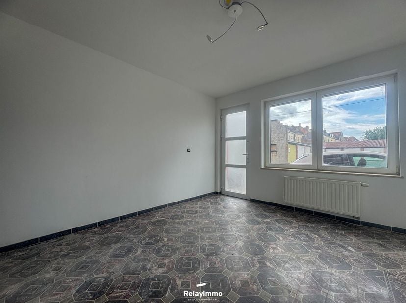Maison fraîchement rénovée idéale pour un cadre de vie confortable.<br />
Composition :<br />
Rez-de-chaussée : Vaste et lumineux séjour déservent s